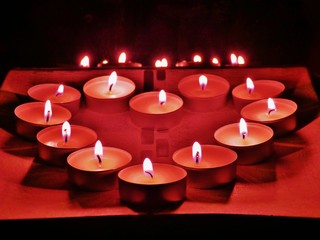 Obraz na płótnie Canvas Rotes Herz aus brennenden Kerzen