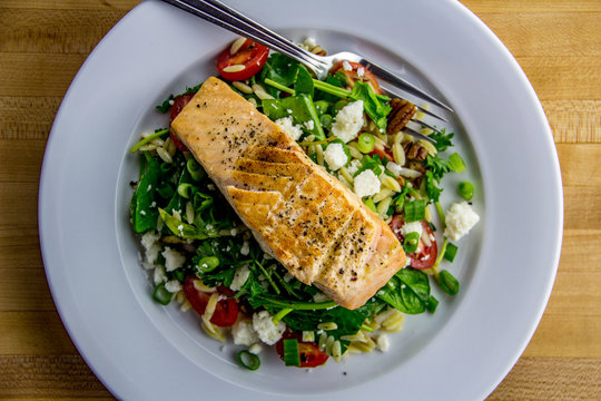 Salmon with orzo, baby spinach and vinaigrette