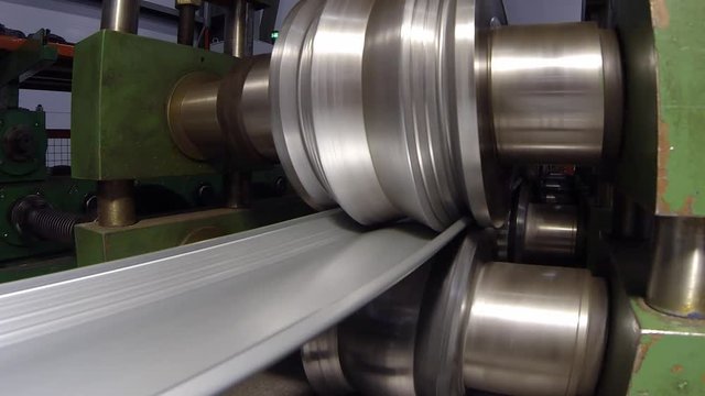 machine bends a metal profile 2