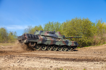 Fototapeta premium german main battle tank drives on track