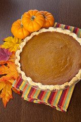 Obraz na płótnie Canvas pumpkin pie and leaves