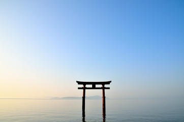 滋賀　白髭神社　湖畔の鳥居