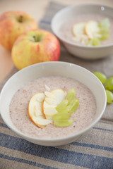 Porridge mit Früchten