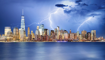 Manhattan skyline at Night, New York City. - obrazy, fototapety, plakaty