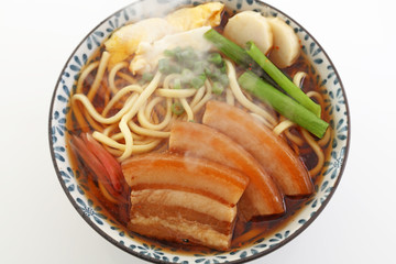 沖縄伝統の三枚肉そば