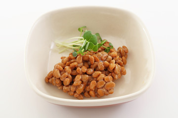小皿に入れた納豆