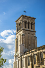 Fototapeta na wymiar Cathédrale Saint-Apollinaire de Valence extérieur
