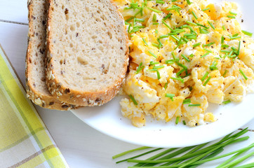 Scrambled eggs with wholemeal bread and fresh chives