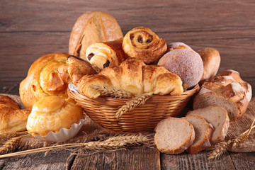 diverse soorten gebak en brood