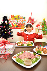 パーティーを楽しむサンタクロース衣装の女の子
