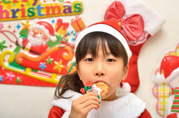 パーティーを楽しむサンタクロース衣装の女の子