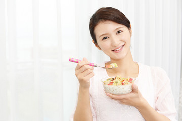 デザートを食べる女性