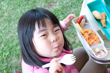 お弁当を食べる女の子