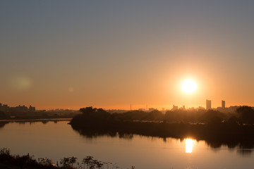 Fototapeta na wymiar 川の朝陽