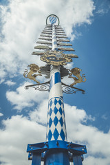 unterm Maibaum, blauer Himmel über Bayern