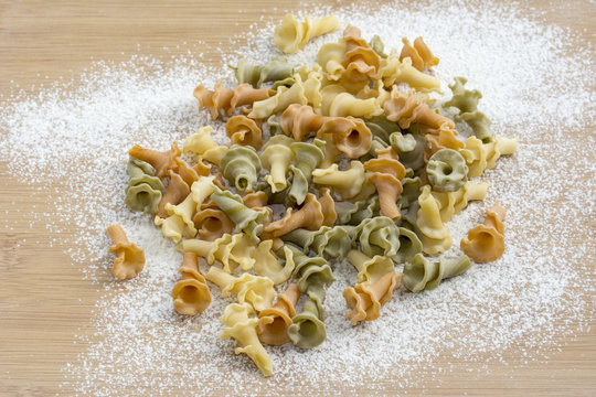 Pasta italiana  Gigli  preparado para cocinar