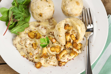 Frische Pfifferlinge mit Rahmsauce an Semmelknödel
