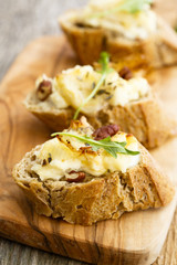 Bruschetta with artichokes