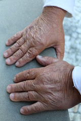 Hände eines älteren Mannes