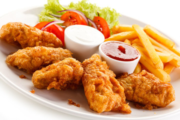 Fried chicken nuggets and vegetables 