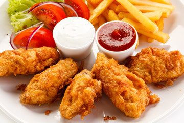 Fried chicken nuggets and vegetables 