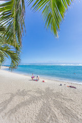 ombres de cocotier sur plage de Saint-Leu, île de la Réunion