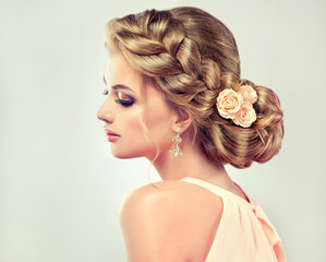 Obrazy na Szkle  Piękna modelowa dziewczyna z elegancką fryzurą. Piękna kobieta z modnymi ślubnymi włosami i kolorowym makijażem