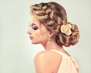 Abwaschbare Fototapete Friseur Beautiful model girl with elegant hairstyle . Beautiy woman with fashion wedding hair and colourful makeup   
