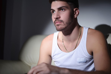 Obraz premium Young man eating popcorn and watching movies