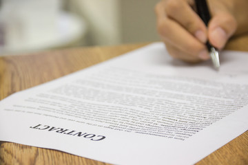 Naklejka premium Business worker signing the contract to conclude a deal. selected focus.