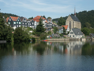 Fototapeta na wymiar romantische Kleistadt am See