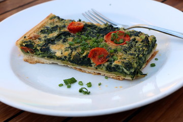 Spinat-Tomaten-Quiche, Gemüse-Quiche, französische Spezialität, vegetarisches Gericht