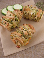 Kleine Zupfbrote mit Mozzarella und Zucchini