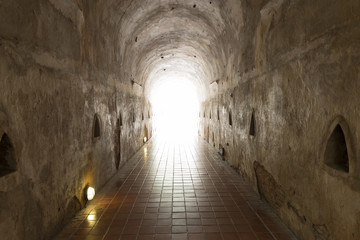 Obraz premium light at the end of cave tunnel