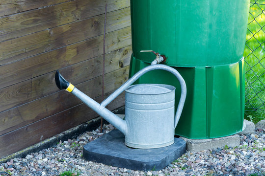 Gie&szlig;kanne und Regentonne im Garten