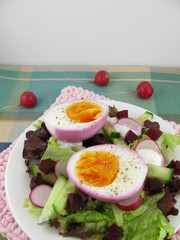 Rote-Bete-Eier auf Salat