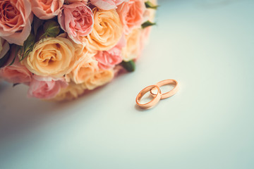 Obraz na płótnie Canvas wedding bouquet and rings