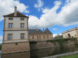 Fototapeta na wymiar Bourgogne - Saône-et-Loire - Château de Cormatin avec ses douves