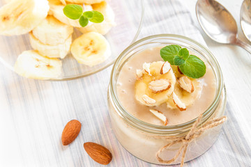 Banana mousse with almond