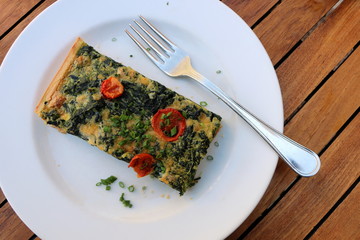 Spinat-Tomaten-Quiche, französische Spezialität, vegetarische Quiche, Gemüse-Quiche