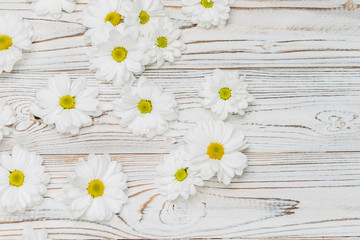 Obraz premium white flowers on wooden background