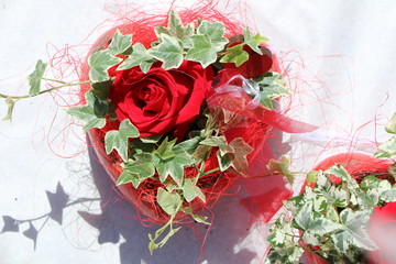 Festliches Gesteck mit roter Rose, Rosengesteck, Hochzeitsdekoration