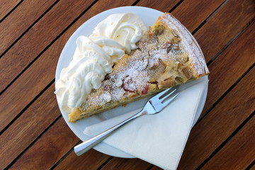 Ein Stück Obstkuchen, Rhabarberkuchen mit Schlagsahne, Dessert, Rhabarber-Wähe, Spezialität aus der Schweiz