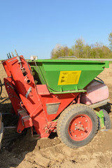 Obraz premium Saatkartoffel werden mit Maschine gepflanzt