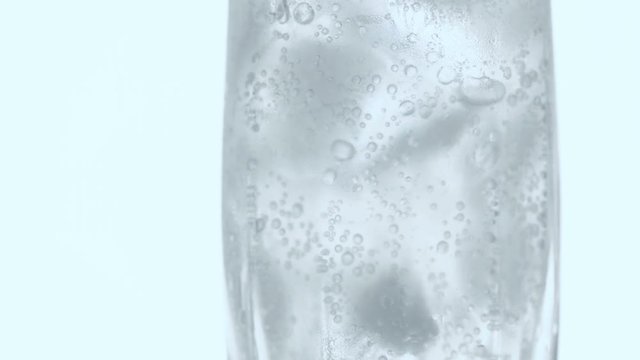 пузырьки в стакане газированной воды