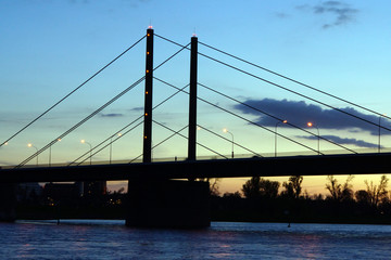 Theodor-Heuss-Brücke in der Abenddämmerung