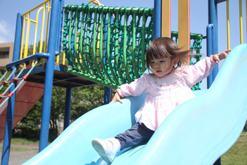 滑り台で遊ぶ幼児(1歳児)