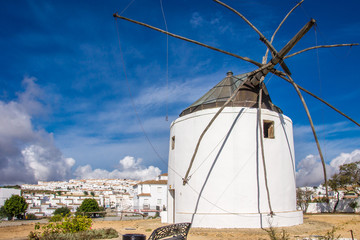 Historische Windmühle vor dem weißen Dorf Vejer de la Frontera