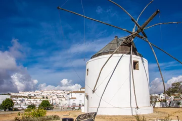 Photo sur Plexiglas Moulins Historische Windmühle vor dem weißen Dorf Vejer de la Frontera