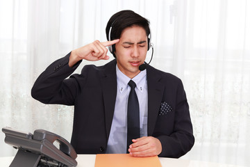 頭痛を訴えるオペレーター